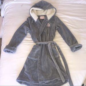 Victoria’s Secret Grey Cozy Hooded Robe NWOT